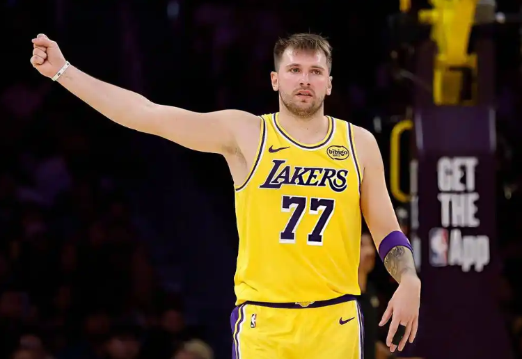 客观来说湖人现在仍处于重建过程中，个人认为打造一支争冠球队需要分四步走:一是冠军