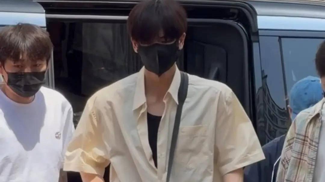 ​张凌赫《归鸾》路透腿瘸！工作人员火速回应伤情