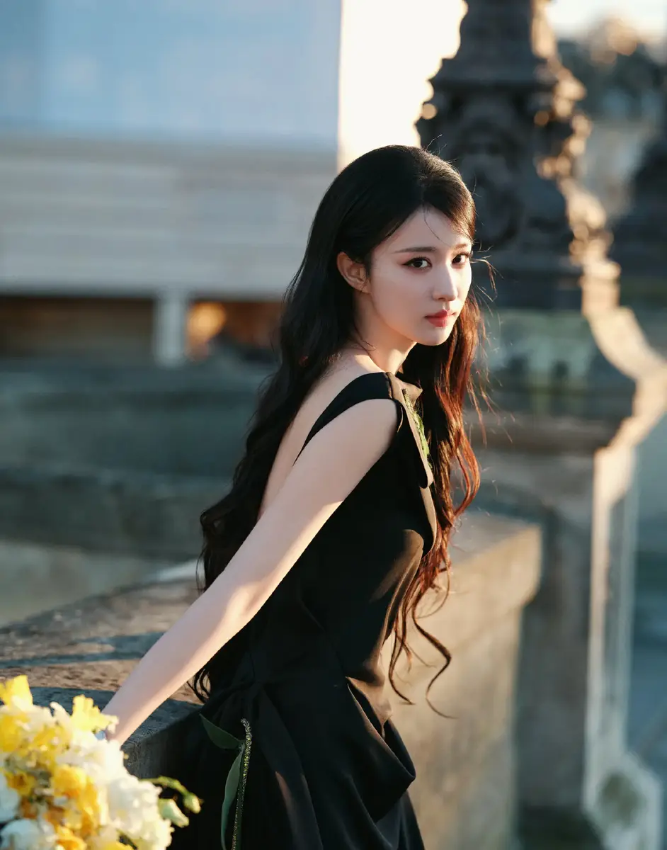 王楚然穿黑色立体花饰露背裙 在桥边漫步裙摆轻扬