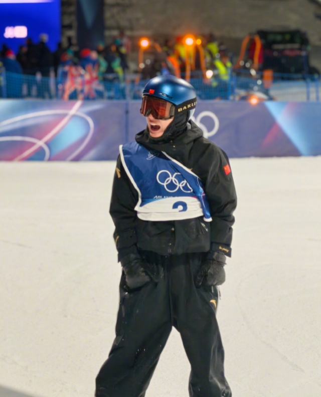 第一跳摔倒不是失误，是身体在替他喊停。
苏翊鸣的膝盖早不是22岁的膝盖了。
四年