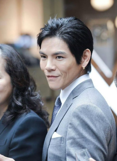 向佐这波操作，疑似把抽象玩到了新高度。从共享衣柜到精准自黑，他在用行动证明：在互