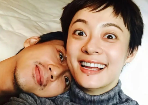 孙俪在社交平台发布一条动态
字里行间全都是在吐槽老公邓超，瞬间引发无数网友热议，