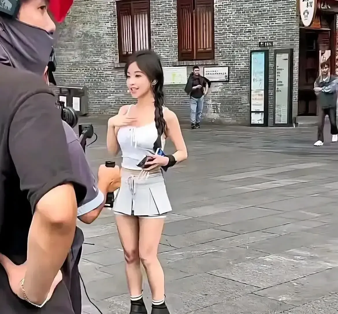 这样的冯提莫你们会喜欢吗？你们嫌她矮，她笑你们没有钱。
