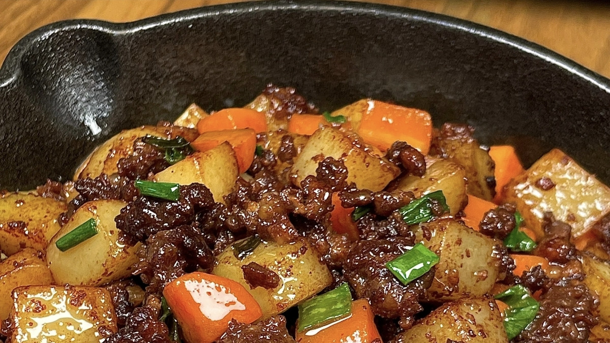 三色黄金炒饭底：肉末土豆胡萝卜的极致下饭密码