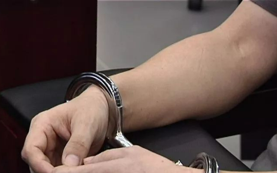 因贪念挪银行 300 万，领导伸援手让我以为遇恩人，12 年还债路走完才知身陷贪腐大案