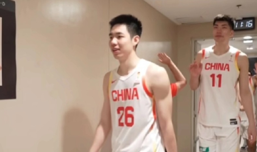 中国战胜台北后更衣室，相当开心！

中国男篮以两战全胜的战绩，结束了第二窗口期的