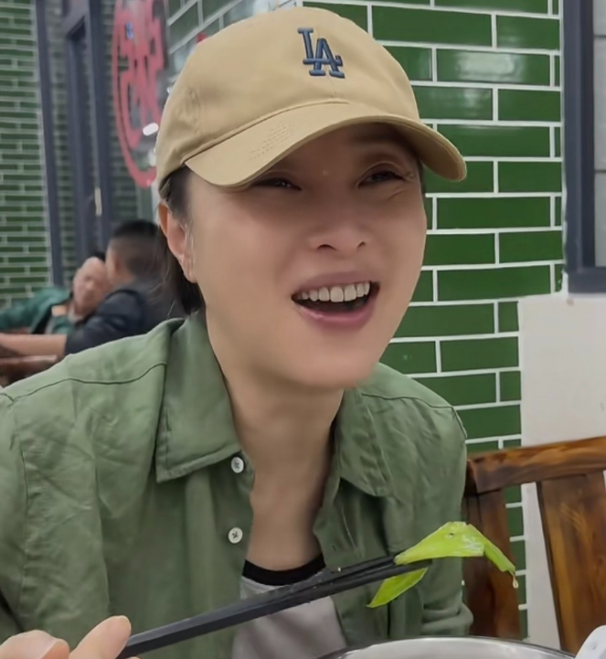 太喜欢吴越私下里的模样了
在佛山小饭馆用不锈钢小铁盆喝粥，泡油条，太接地气，碰到