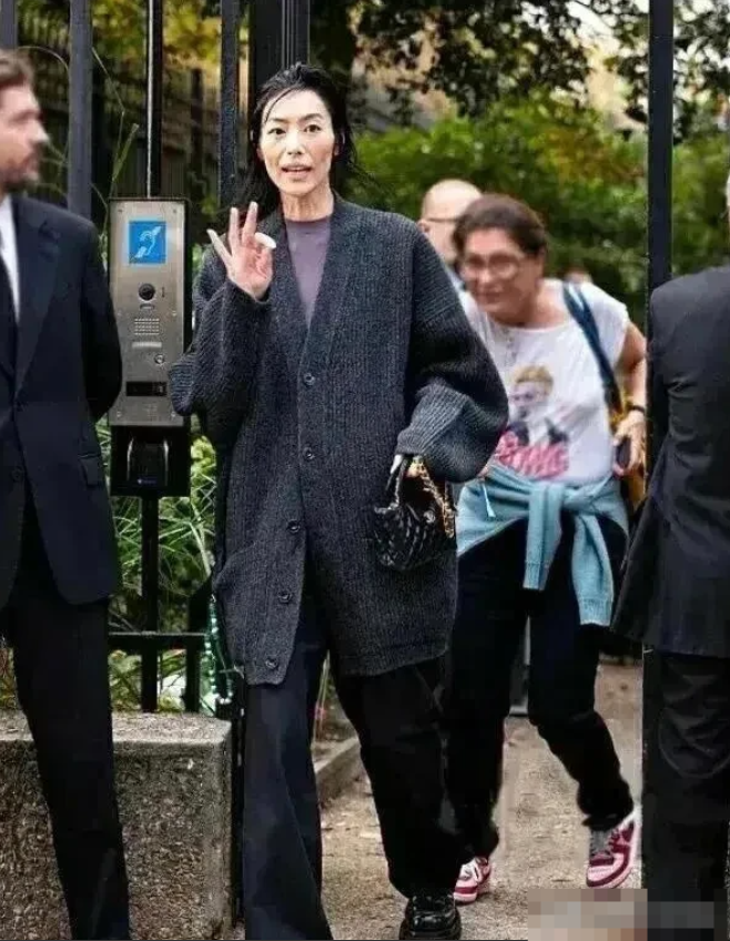 好多美女像马艳丽、许晴都是越老越漂亮，可什么照片中的她越来越丑了呢？原来年轻的时
