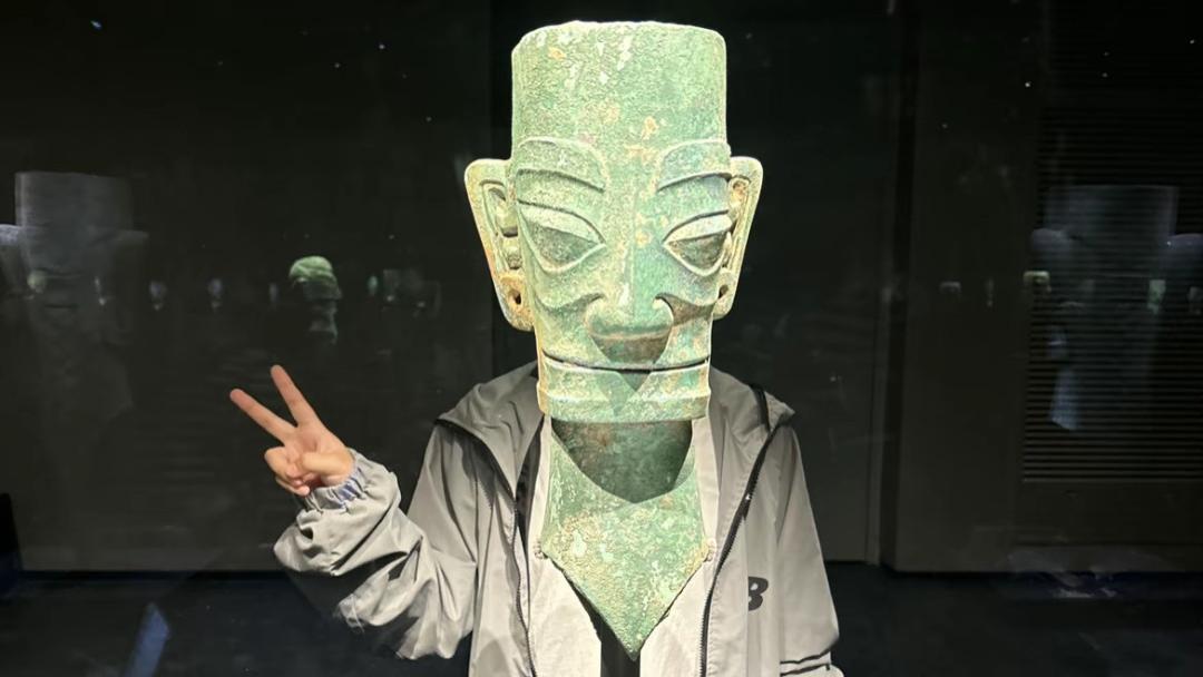 男友拍照，生死难料！网友：不去拍鬼片可惜了