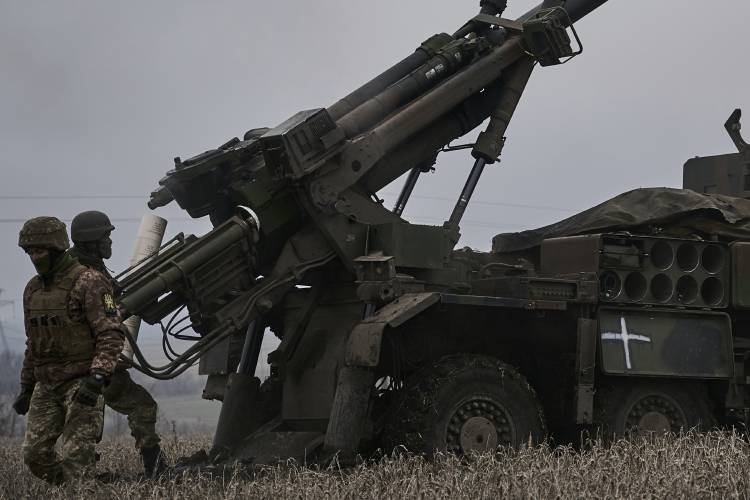  2022年12月26日， 乌克兰士兵准备向俄罗斯阵地发射法国制造的CAESAR