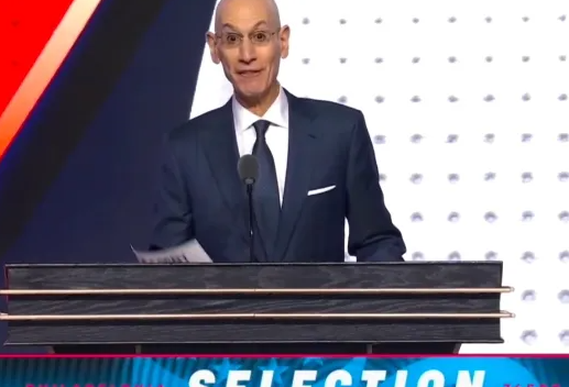 2026年的NBA选秀大会中，76人用第22顺位选中了小拉巴伦-法伊隆。
小拉巴