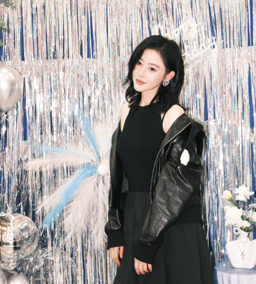 告别暗夜中的寻找，静待属于她的光亮