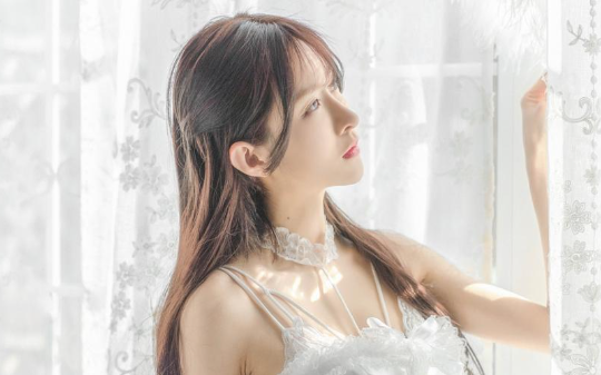 丈夫纵容小三砸碎我的“破草”，嘲讽只值两百，直到收到百万赔偿单，她悔疯了