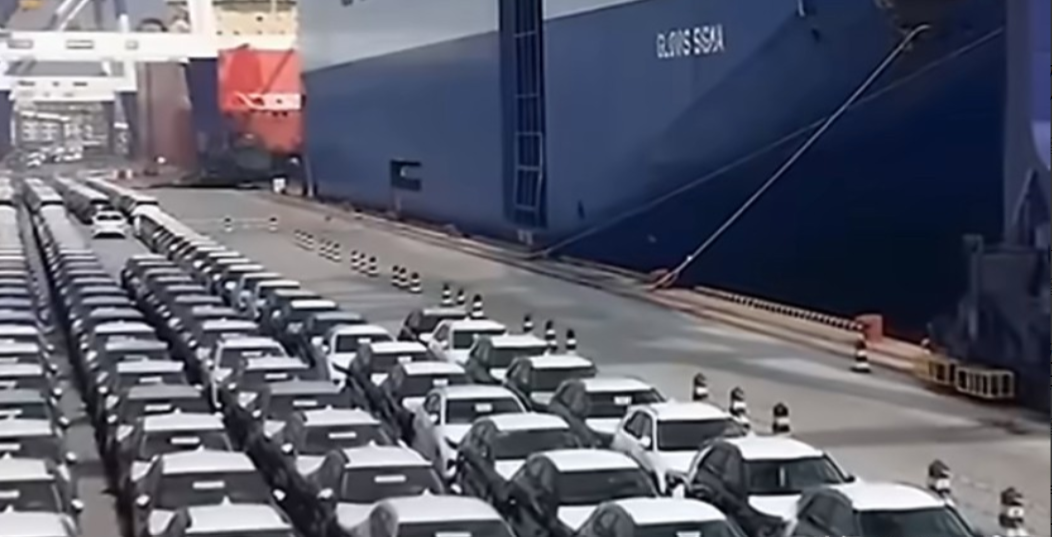 今天一份全行业的报告出来，我看完就一个感觉——燃油车和新能源车，已经不在同一张牌桌上了。