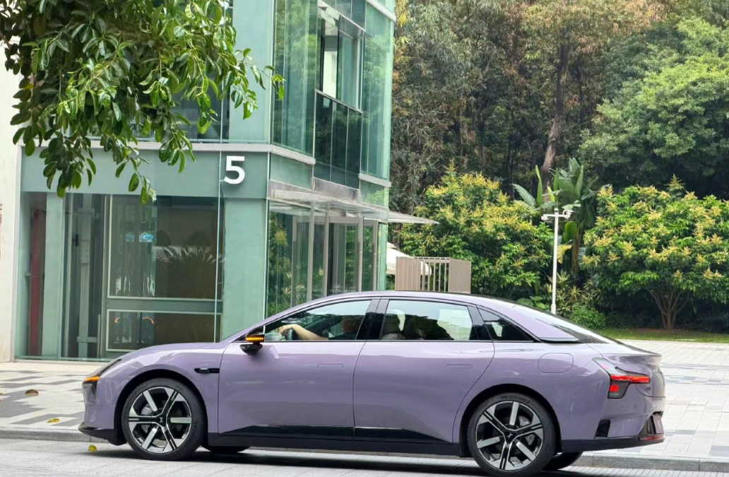 在小鹏众多车型中，卖最便宜的mona03设计反而我是觉得是最漂亮的。
这个角度正