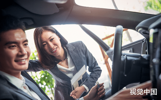 表哥临终托我买下破二手车，妻子当众打我一巴掌提离婚；后来我洗车时刮掉漆皮，露出的金色让我愣住了