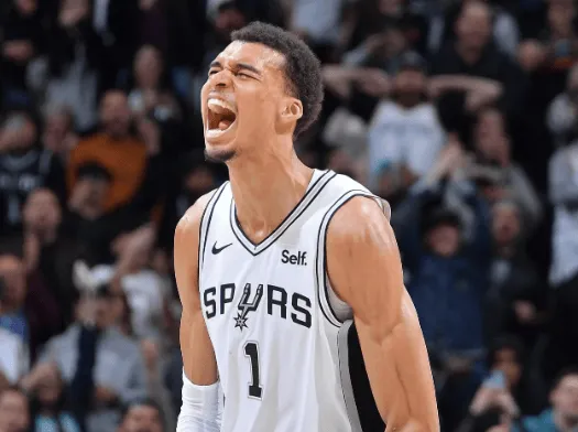 NBA常规赛马刺客场对阵雄鹿的比赛已经结束。全场战罢，马刺以127-95战胜雄鹿