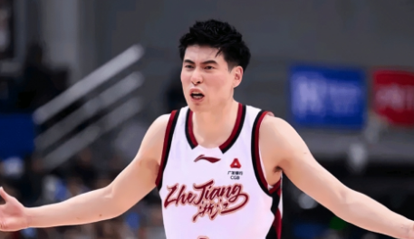 程帅澎24分，浙江男篮加时战胜青岛。CBA常规赛，浙江男篮客场挑战青岛，这场比赛