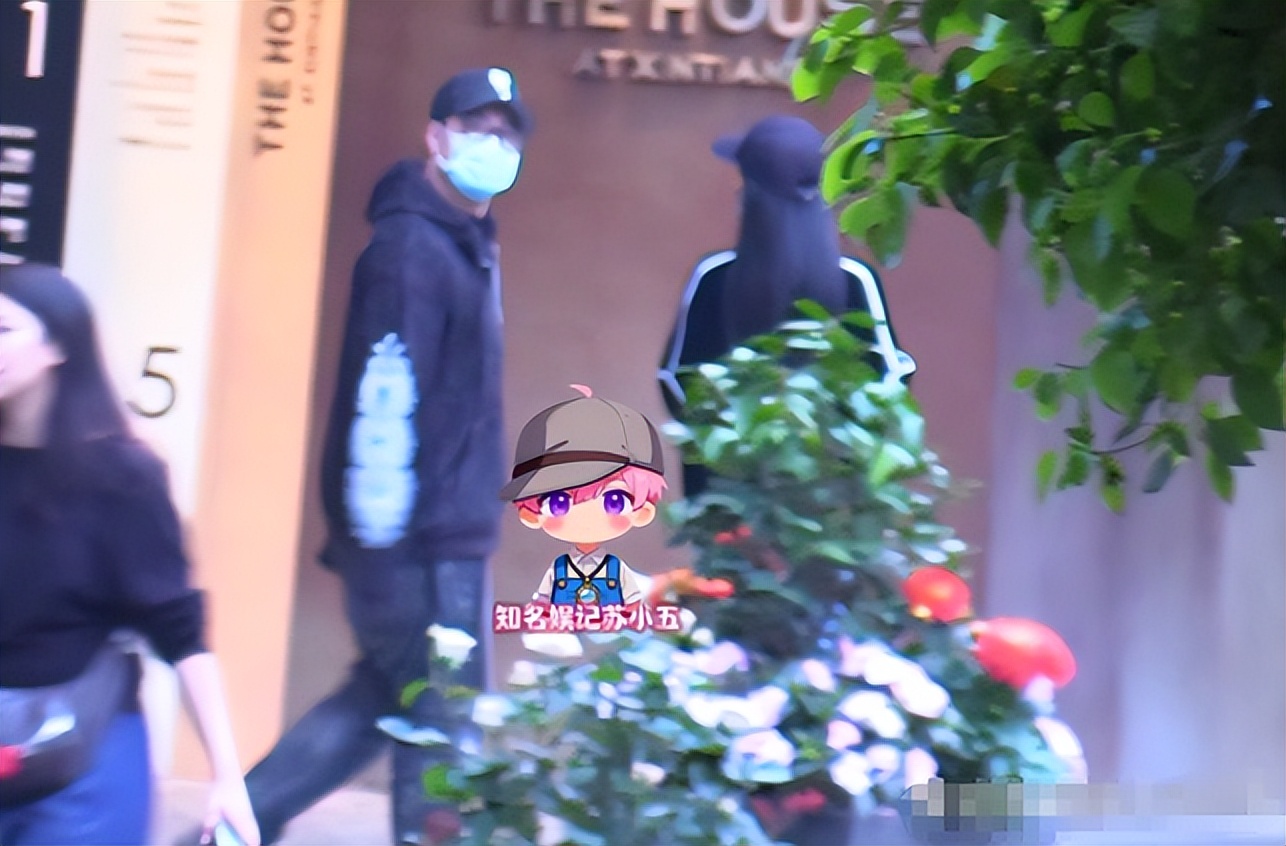 潘玮柏携妻女外出聚餐，6岁爱女打扮似小公主，全程黏着爸爸