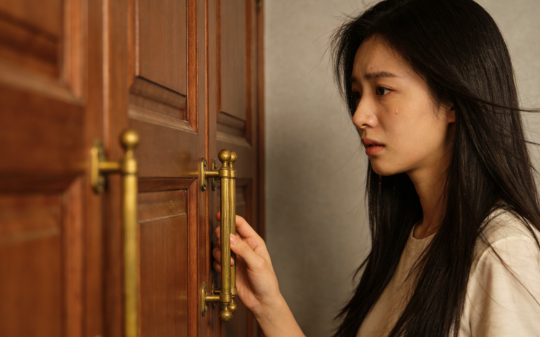 老公出差3月，我哄女儿睡觉她凑到我耳边说：爸爸躲在衣柜里50天了，是和我们玩捉迷藏吗？我吓得一阵冷汗