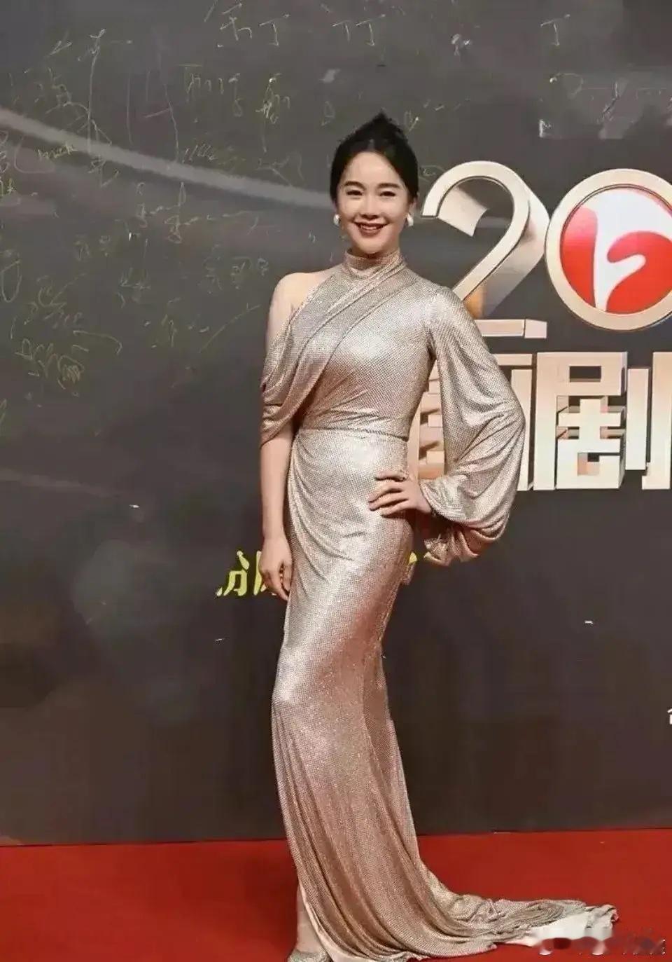 左小青还是太保守了，没想到混迹娱乐圈这么多年，穿衣风格还是放不开。