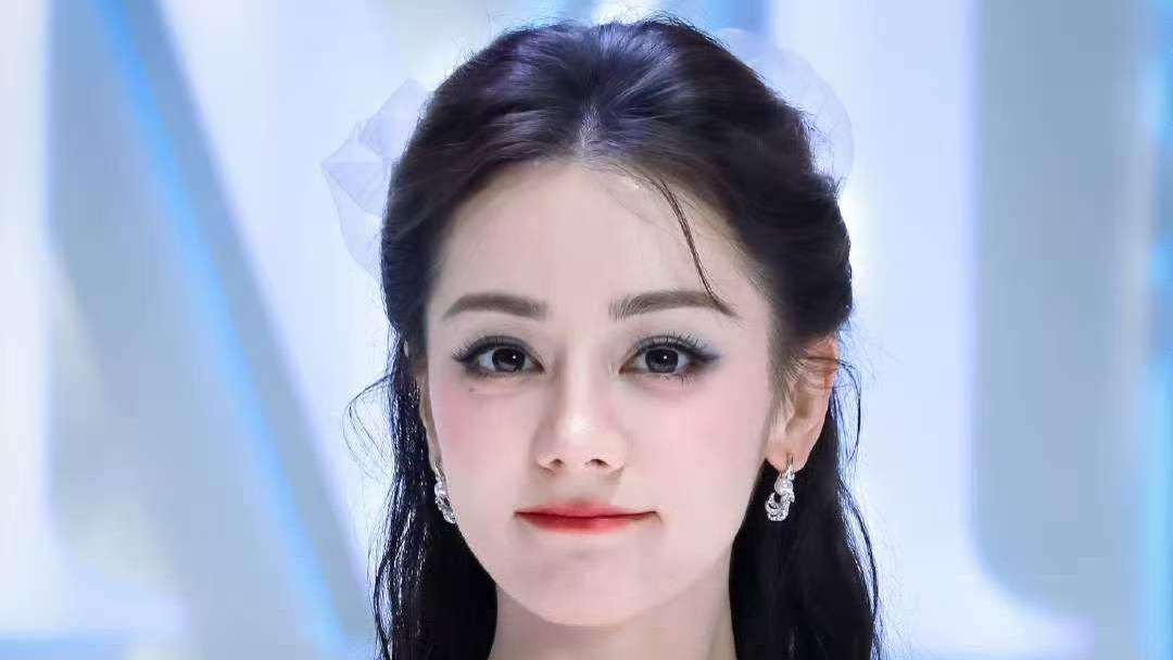 魏哲鸣站姐镜头下的迪丽热巴：一场愚人节的“神图”盛宴