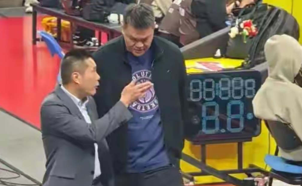 广东领先19分被逆转，主动选第五，球迷集体力挺杜锋。
 
广东主场上演离谱大逆转