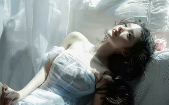 说好装连廊电梯，楼上却趁我出差偷换普通款挡采光。我反手改房为骨灰房，专治倚老卖老，谁也别想安生！