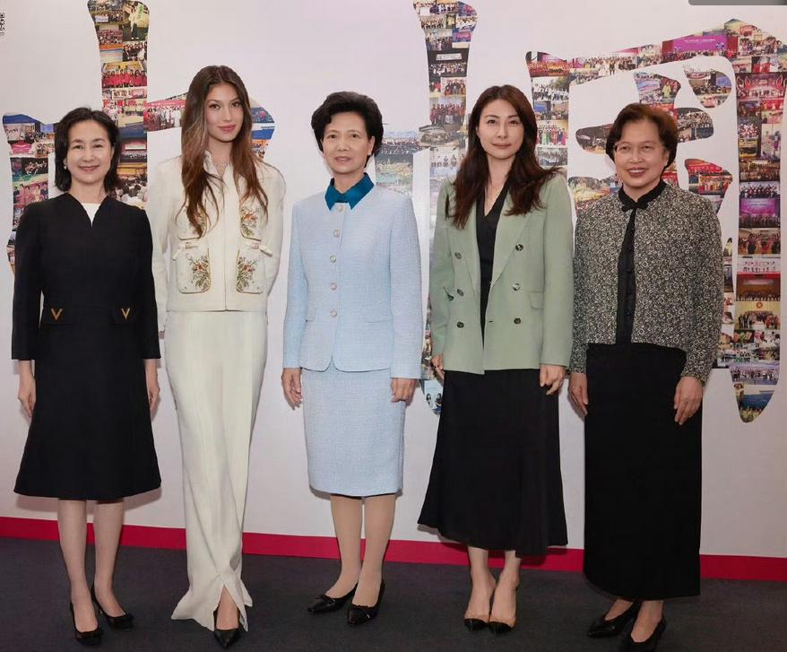 谷爱凌无论是年龄辈分还是资历声望，都不如何超琼。
 
作为小辈，居然毫不谦虚地得