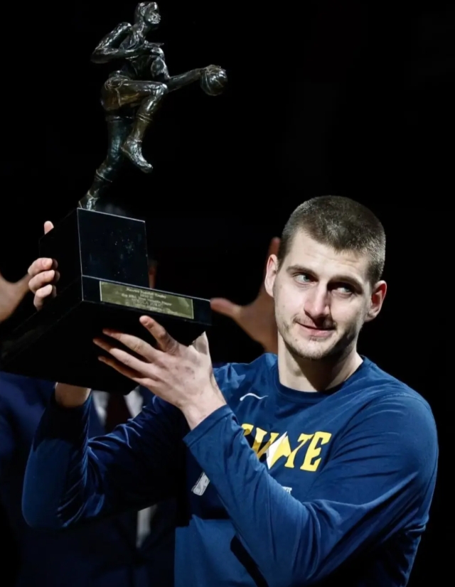 约基奇应该放权
约基奇在进攻端参与决策太多了。
都说约基奇不算持球大核，但他是触