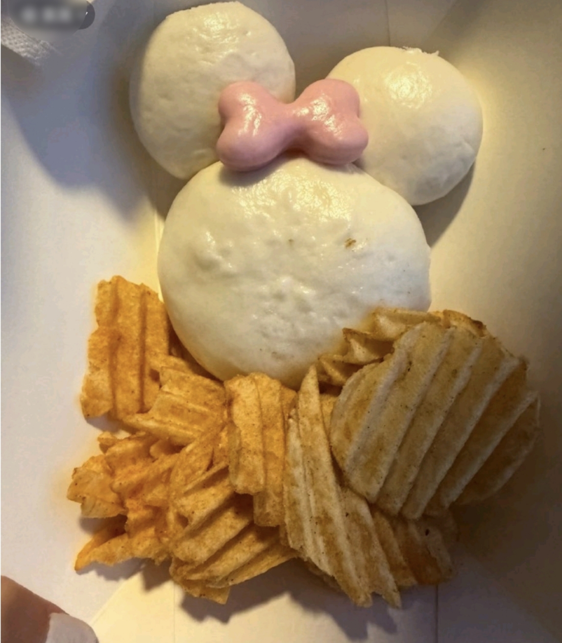 70元一个馒头配薯片，迪士尼你没事吧？
上海迪士尼十周年庆典搞出个70元的“米妮