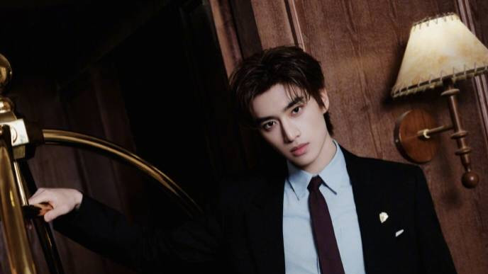 张康乐发布会蓝衬衫黑西装穿出“高干文男主”脸，网友：体制内男友天花板