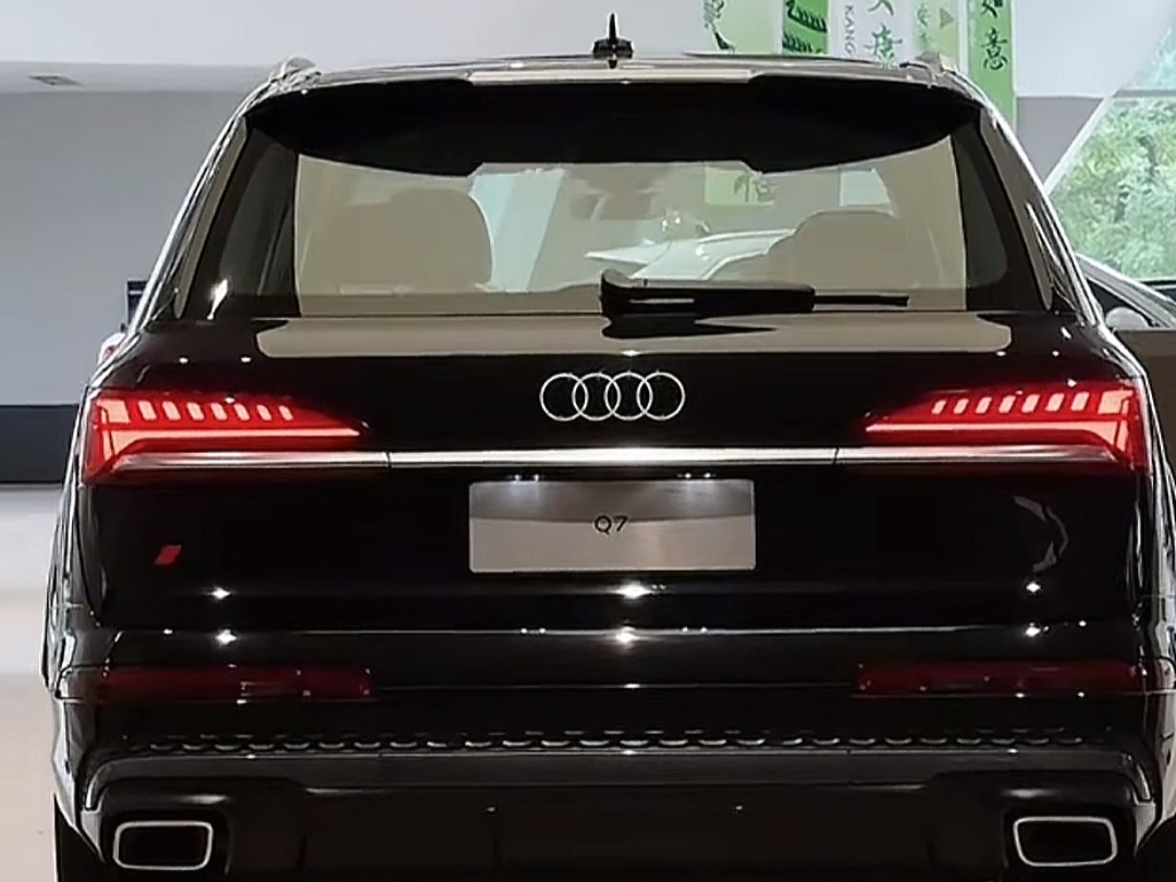 奥迪Q7作为奥迪SUV旗舰车型，各个方面都享受到了奥迪的特殊对待。这台车在去年十