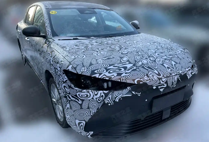 对标秦PLUSDM-i奇瑞风云A7谍照曝光，家族式设计插混动力
来看谍照，新车目