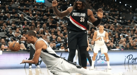 杨瀚森未出战，文班亚马伤退！开拓者逆转马刺将系列赛大比分追平，NBA季后赛首轮，