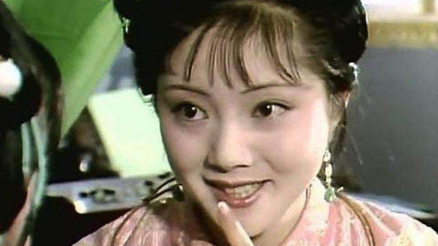 林黛玉和薛宝钗谁是十二钗之首？脂砚斋一条批注指明，原来是她！