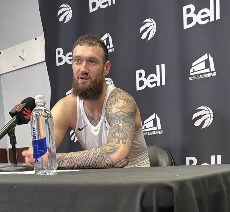 今日NBA常规赛，魔术87-139不敌猛龙。

赛后猛龙球员桑德罗-马穆凯拉什维