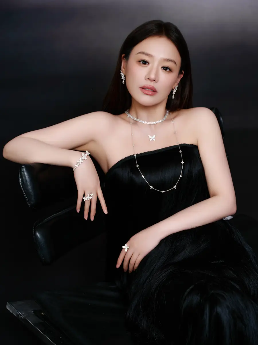 马思纯流苏抹胸长裙优雅高级，笑容明媚又灵动
