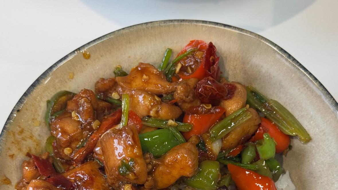 香辣小炒鸡腿肉：锅气升腾，米饭遭殃