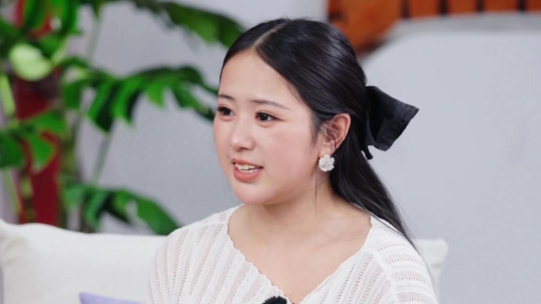 “俏黄蓉”脱口秀首秀炸场：从人生低谷杀出，为儿子活成“大女主”