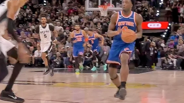NBA总决赛第五场在圣安东尼奥正式开打，尼克斯带着3-1的大比分客场挑战马刺，手