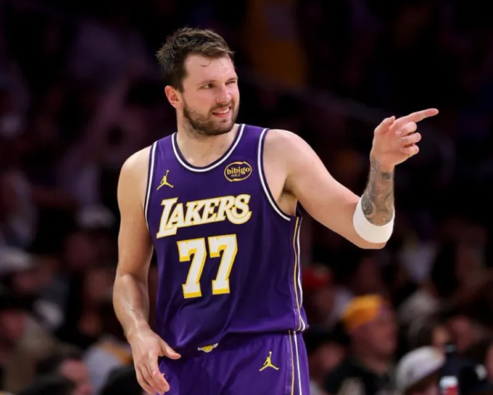 据NBA记者Dave McMenamin的报道：
卢卡-东契奇对湖人这个休赛期的