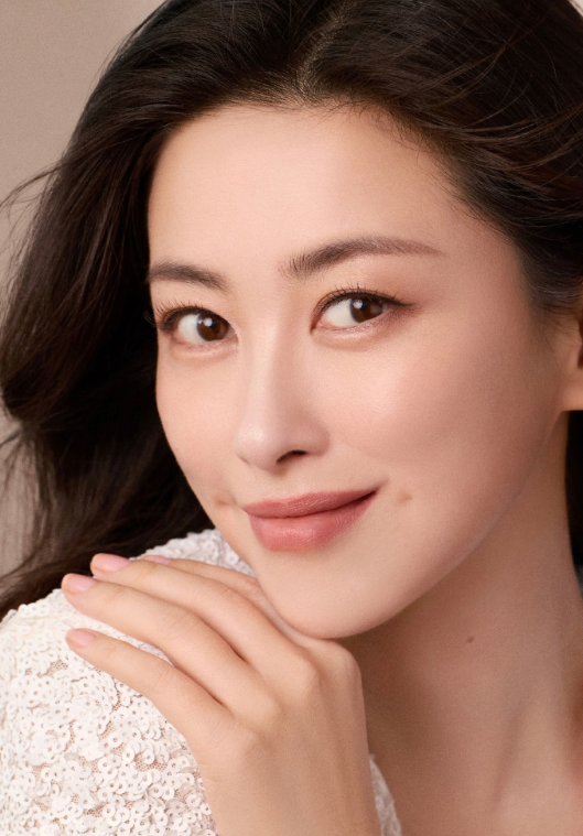 朱珠的美有着很强的包容性，既有东方传统美学中的韵味