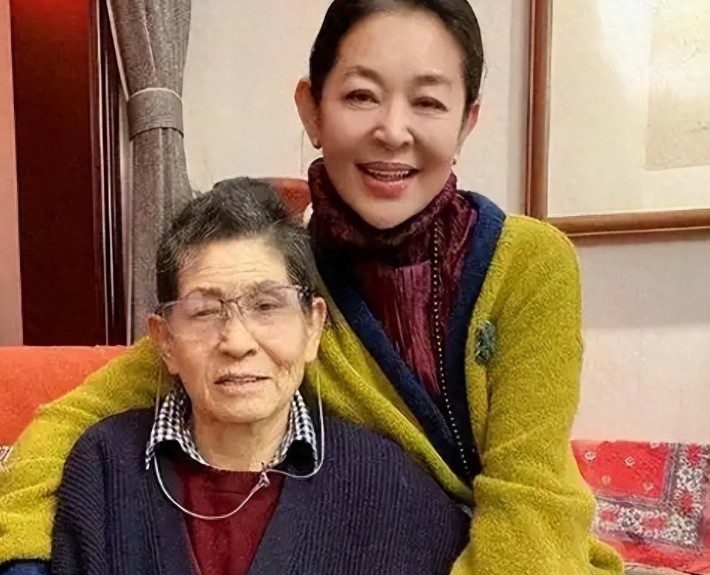 特别喜欢倪萍！她在儿子治疗期间还多次做公益，低调捐善款。
 
中国的好多母亲都是