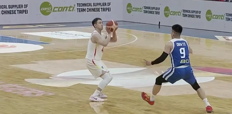 赵继伟牛逼，李弘权牛逼！赵继伟大号压哨三分，这球得有多远，妥妥的9米以上。李弘权