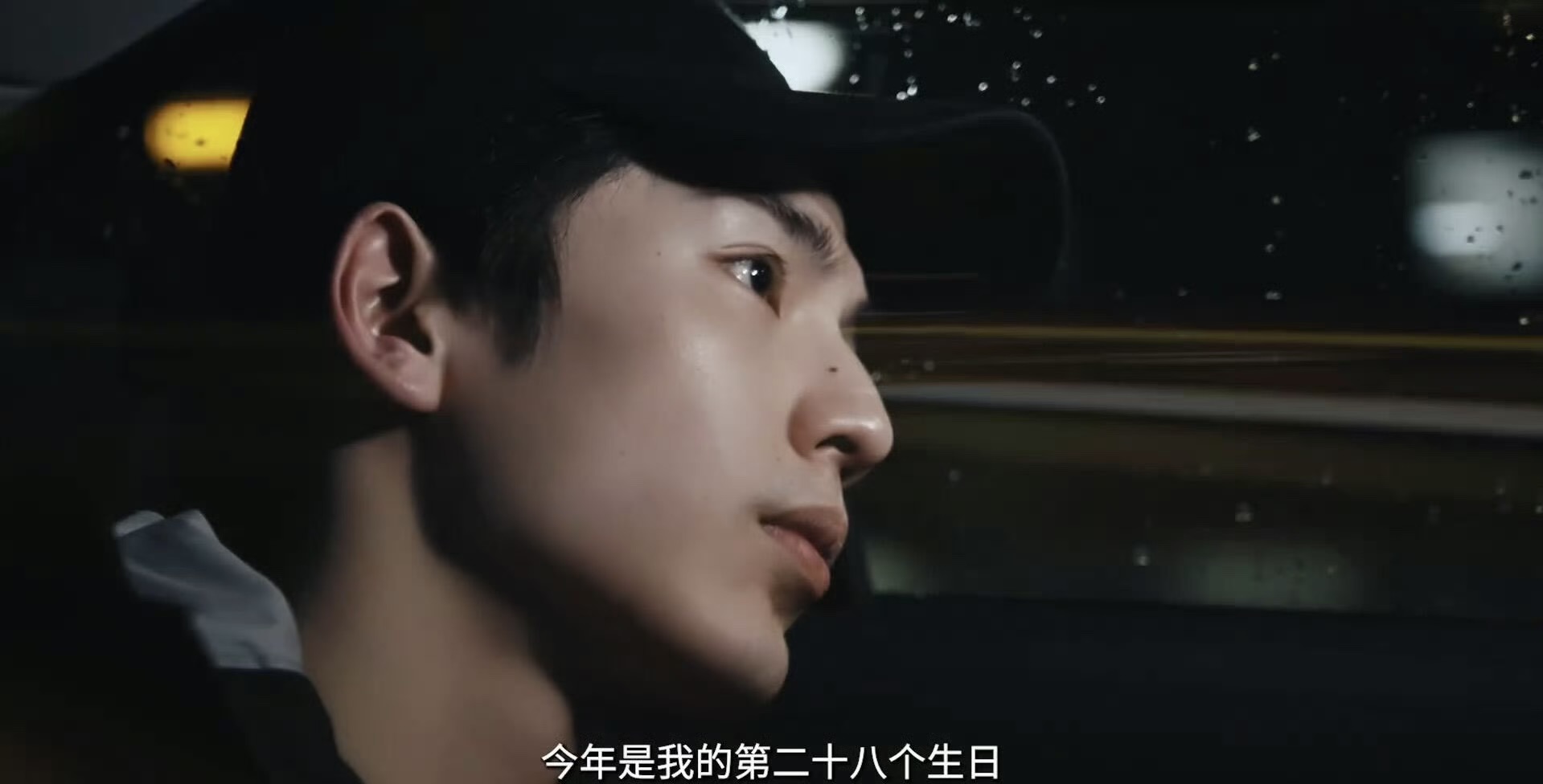 说张凌赫粉底厚的，来看看他的纯素颜。《逐玉》热播，男一号张凌赫一方面圈粉无数，一