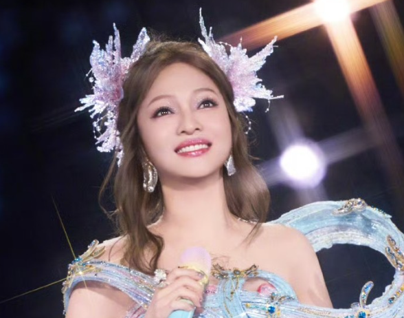 张韶涵冲上热搜别的明星还在抢时尚杂志封面
她却直接接受了人民文娱的专访，足以可见