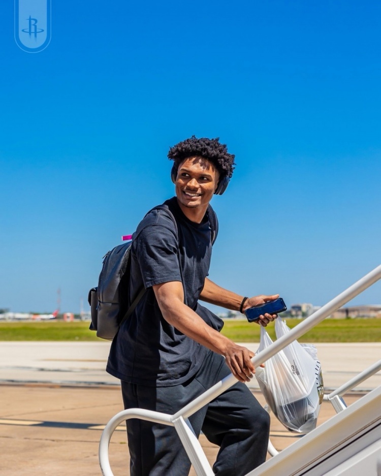 不管是和伊森搭档后场，还是和谢泼德搭档后场，火箭队的阿门汤普森近来的表现都非常稳