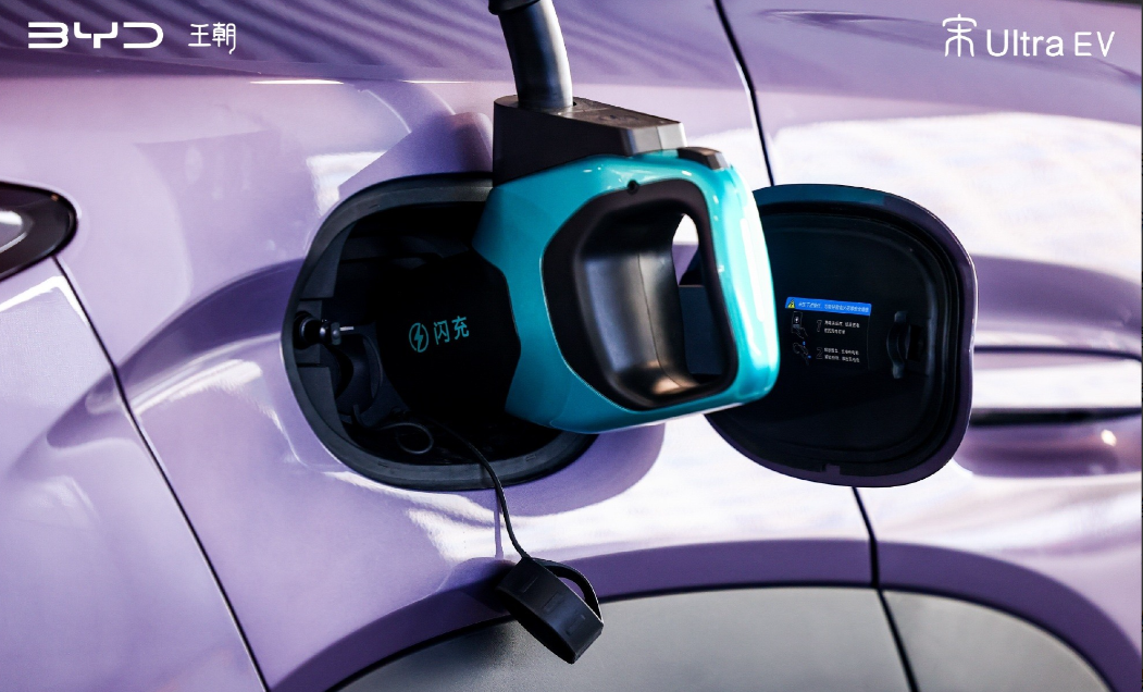 打工人的通勤、一家人的周末出游，最怕电动车半路喊停充电慢？比亚迪宋Ultra E