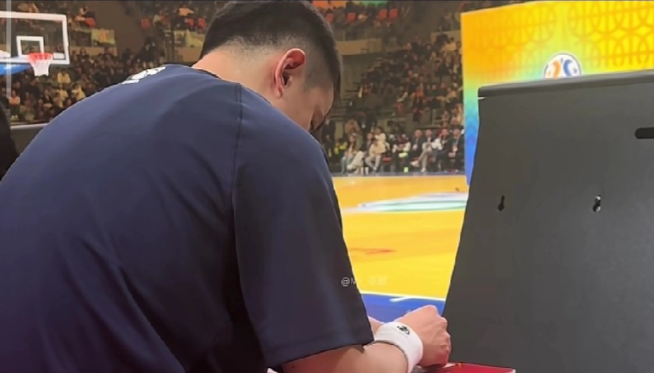 赵继伟这是为以后当教练打基础呢！

赵继伟真是有当主教练潜质，无论是作为球队的控